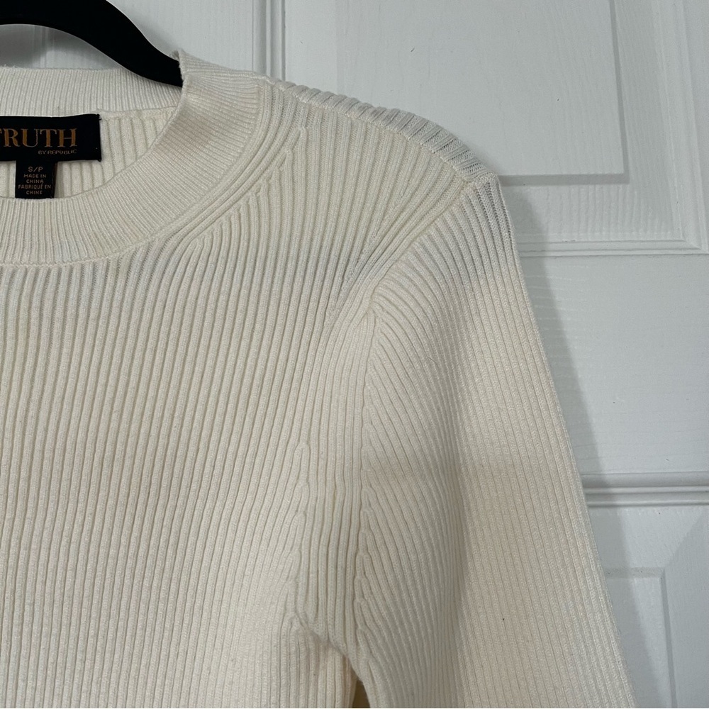 Elegant Cream Sweater with Embroidered Sleeves - Picture 3 of 8